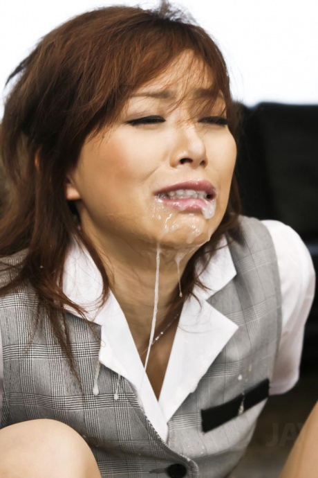 Японскую хозяйку Кейто Миядзаву трахают в рот, пока она закована в свою униформу 11