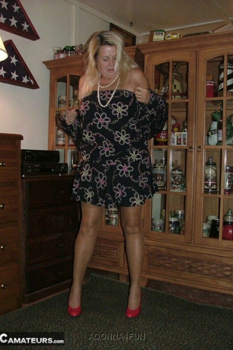 Толстая бабушка со светлыми волосами обнажает себя в коричневых нейлоновых чулках и подвязках 6