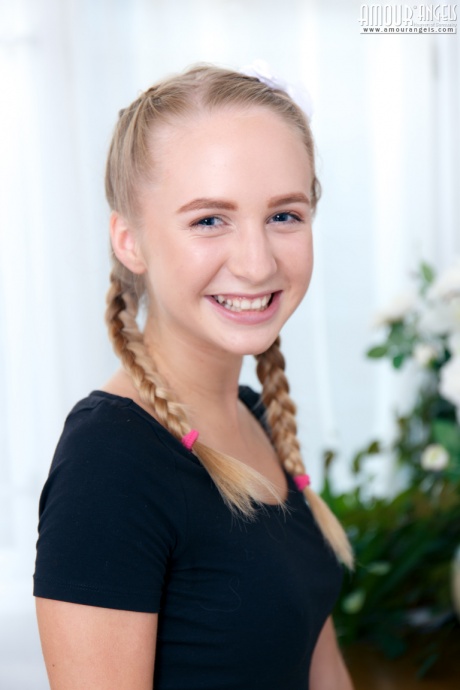 Молодо выглядящая девушка обнажает свое загорелое тело в белых школьных носках 4