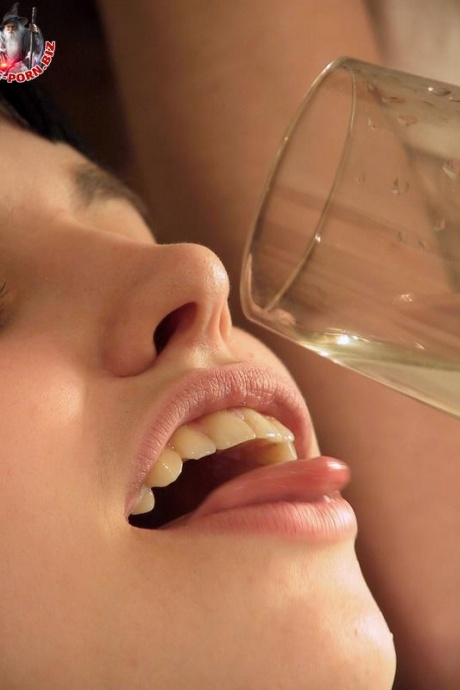 Девочки-подростки раздевают другую девушку догола, знакомя ее с лесбийским сексом 12