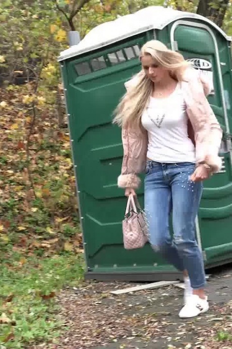 Блондинке Кэти Скай приходится сбросить джинсы и пописать на публике из-за запертого туалета 15