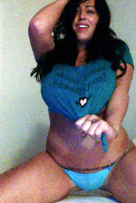 Пышногрудая евро леди Лиэнн Кроу демонстрирует массивные дыни на самодельных селфи 9