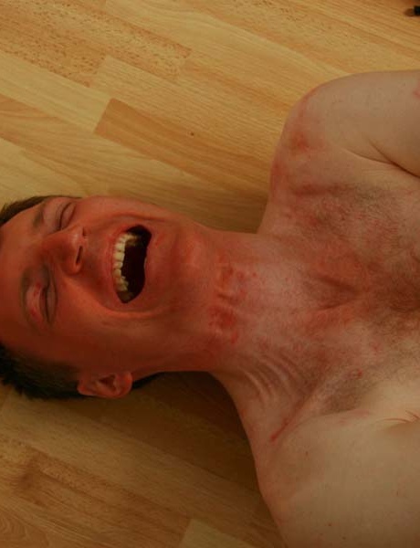 Русская женщина растягивает жопу скованного раба-мужчины 2