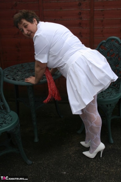 Зрелая жирная кудрявая Кэрол раздевается до нижнего белья и сексуальных нейлоновых чулок во дворе 4