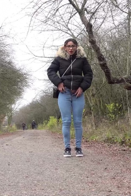 Девушка-одиночка Наташа Инк садится на корточки, чтобы пописать, на проселочной дороге, одетая в парку 2