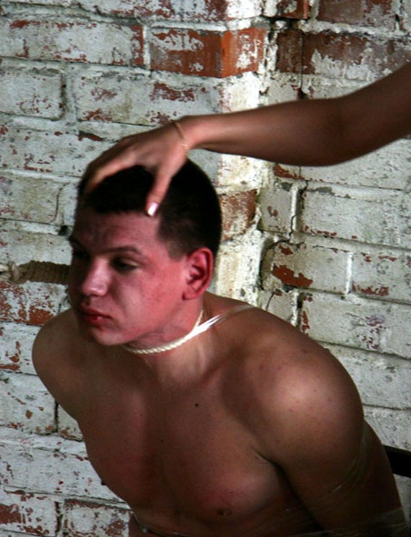 Жестокие русские девушки пытают голого мужчину в заброшенном здании 3