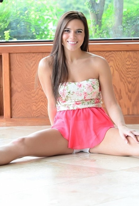 Любительская модель Кейли Кейд ублажает свою молоденькую киску вибратором Hitachi 2