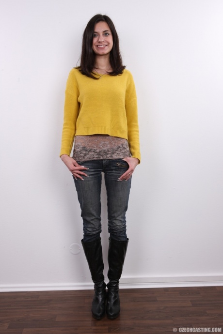 Стройная любительница Рената позирует в черном лифчике и трусиках, прежде чем обнажиться 2