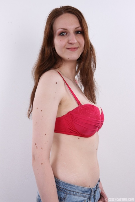 Девушка-любительница из Чехословакии впервые раздевается догола 5