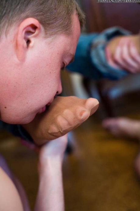 Хозяйка таймера использует хлыст, чтобы приручить двух голых тигров, целующих ее сапоги 16