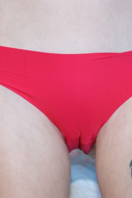 Миниатюрная блондинка Кейт Блум раздвигает свою мокрую киску после того, как разделась догола на своей кровати 6