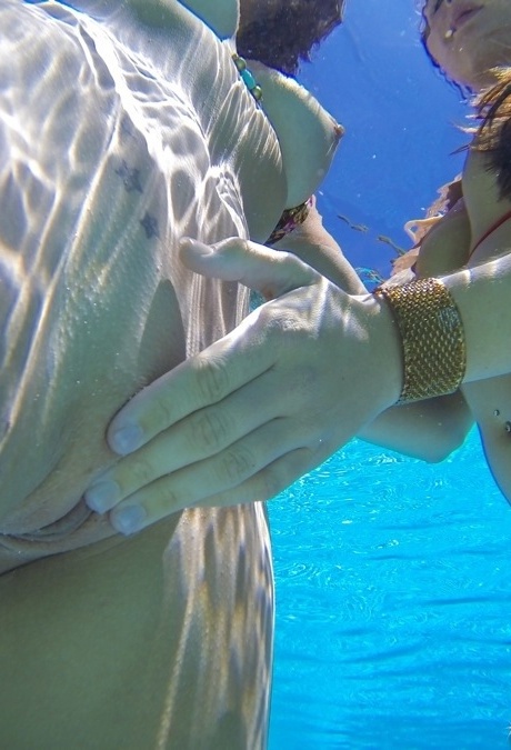 Сногсшибательные молодые красотки развлекаются лесбийским сексом втроем у бассейна 15