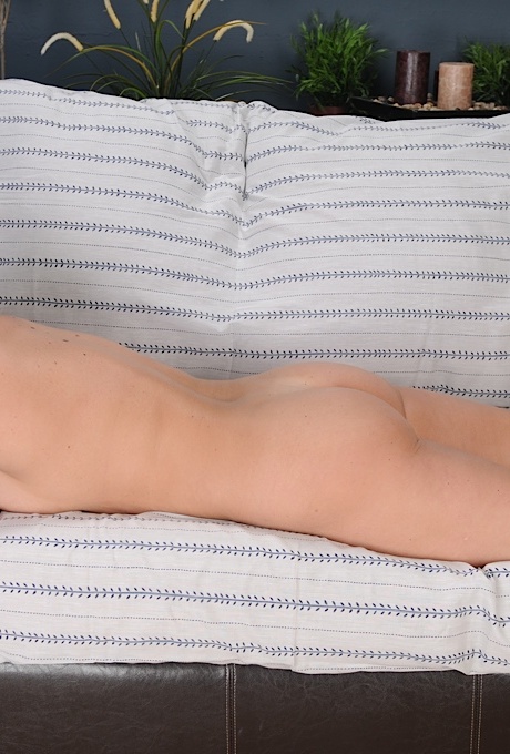 Зрелая рыжеволосая Джиа София дразнит свои большие сиськи и задницу, раздеваясь 11