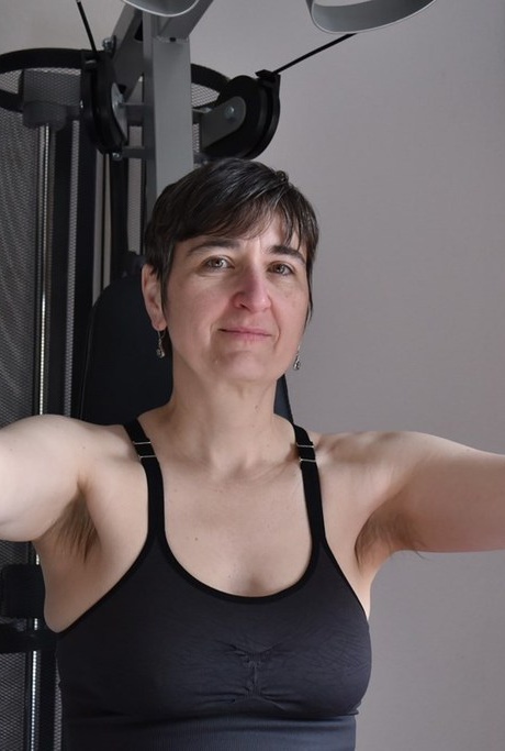 Подтянутая пожилая леди демонстрирует свои отвисшие сиськи во время тренировки в тренажерном зале 2