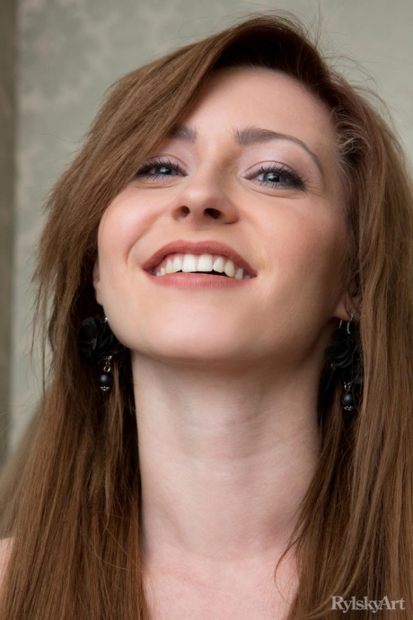 Европейская соло-девушка Джанель любит демонстрировать свою аккуратно подстриженную муфту 12