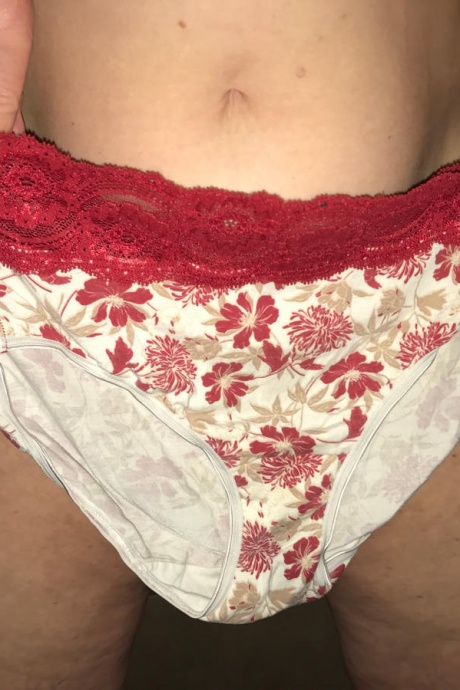 Соло-бабуля грудастая Блисс меняет нижнее белье, показывая свои обвисшие сиськи 10