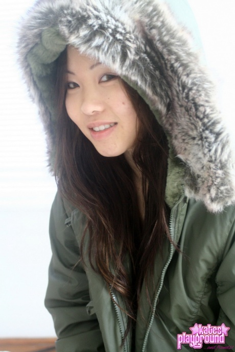 Азиатская любительница Грейс снимает зимнее пальто, чтобы продемонстрировать стринги во время акции SFW 6