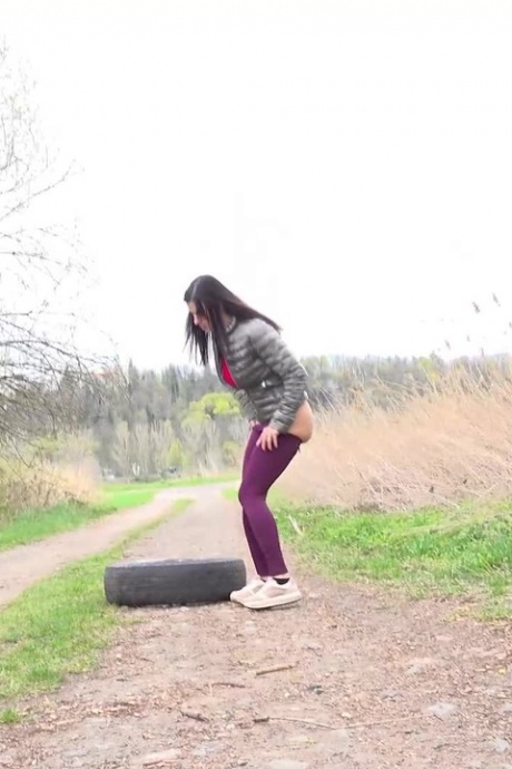 Рыжеволосая красотка Билли приседает на корточки и писает 3