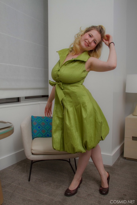 Блондинка-любительница Мим Тернер обнажает свои большие натуральные сиськи, снимая платье 6