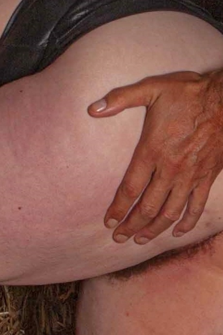 Британская любительница Джуси Джейни моделирует на мотоцикле перед оральным и вагинальным сексом 14