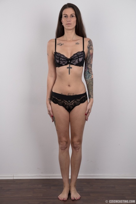 Татуированная женщина Альжбета впервые выставляет на всеобщее обозрение свое стройное тело 7