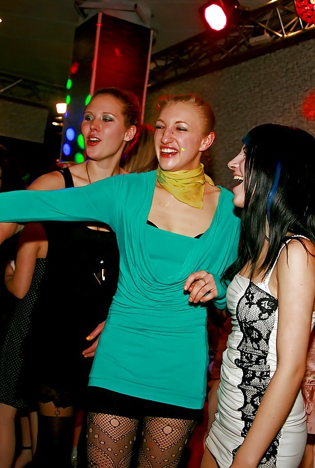 Похотливые девушки-любительницы сходят с ума на вечеринке с горячими мужчинами 6