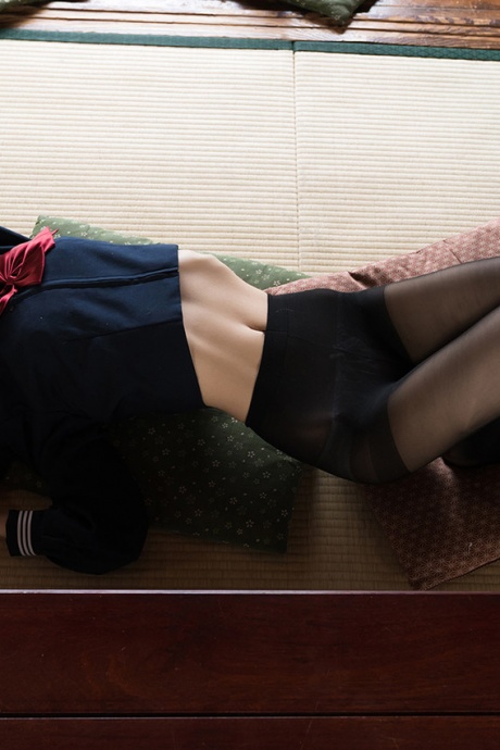 Японская студентка освобождает свое стройное тело от школьной формы на подушке 5