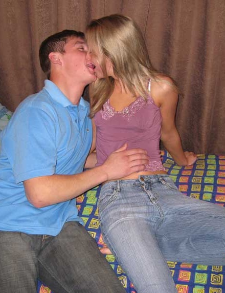 Худенькая молоденькая прыгает верхом на члене своего парня после того, как отсосала ему 2