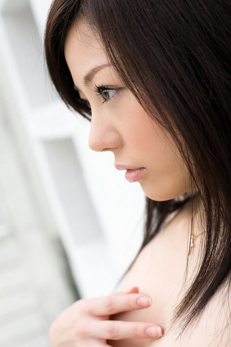 Японская студентка Таками Хоу демонстрирует свои трусики, прежде чем предстать обнаженной в стиле SFW 11