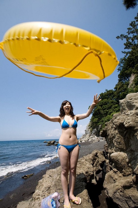 Молодая японская девушка Саки Кото обнажает свои сиськи и попку на пляже 12