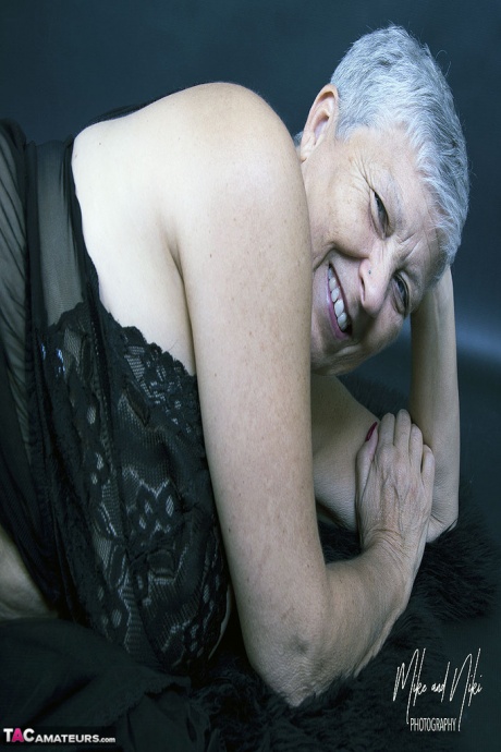 Толстая старуха Савана позирует не обнаженной в черном нижнем белье и прозрачных чулках 9