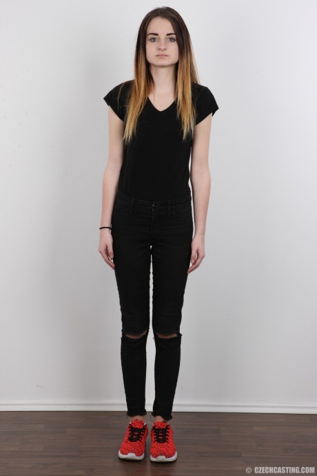 Маленькая сиськастая подражательница порнозвезды Доминика позирует обнаженной для своего интервью на кастинге 2