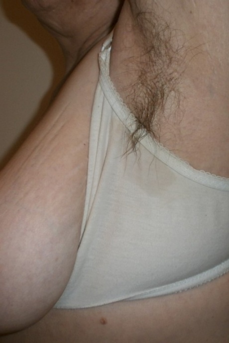 Пожилая дама с великолепными ногами показывает свои покрытые потными волосами подмышки 11
