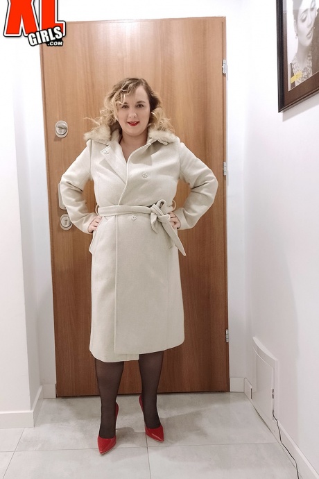 Толстая блондинка Лола Парадайз раздевается догола, прежде чем поиграть с членом в режиме POV 2