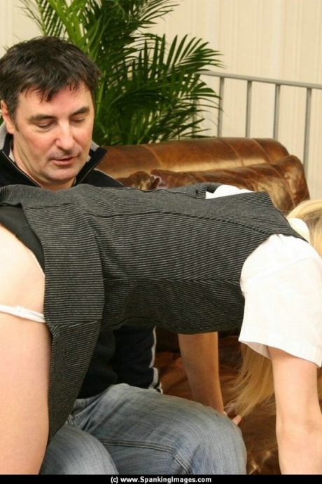 Белокурую студентку отшлепали по голой заднице после того, как ее поймали за плохими поступками 5