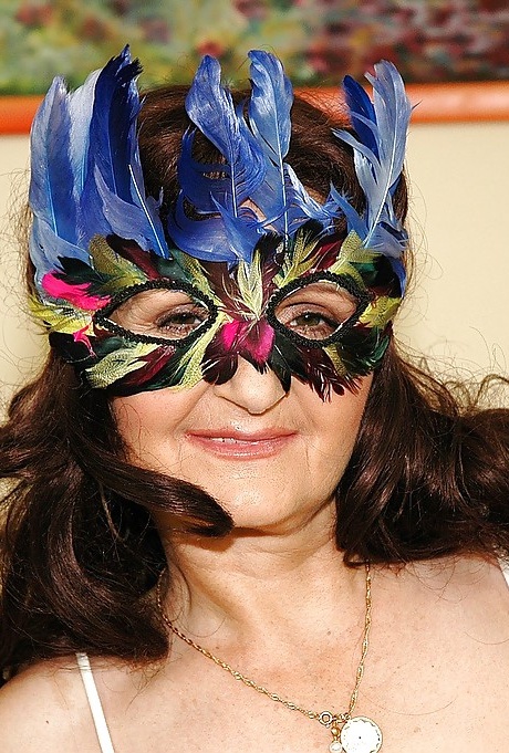 Жирная большегрудая бабуля на высоких каблуках раздевается и показывает свою раздвинутую задницу 2