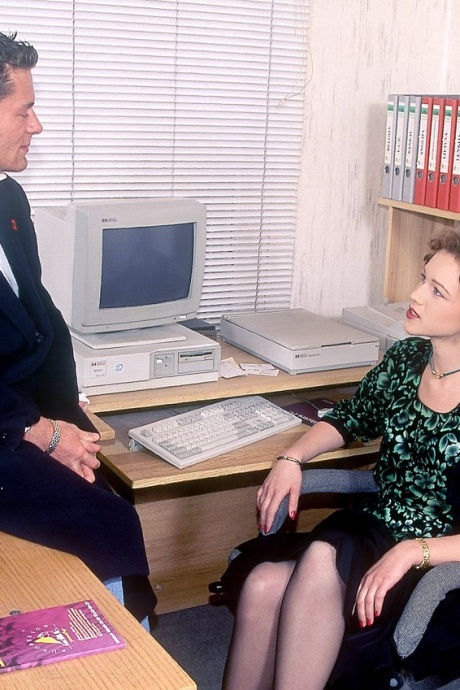 Кудрявая секретарша из 70-х делает двойное проникновение на работе 2