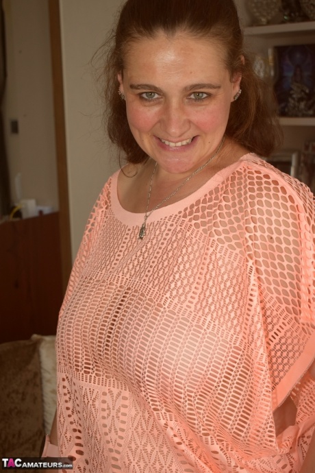 Рыжеволосая толстушки дебютирует обнаженной моделью на диване 6