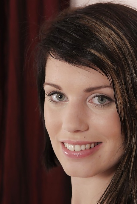 Брюнетка с прекрасной попкой, Анджела, снимает трусики, чтобы трахнуть свою киску 10