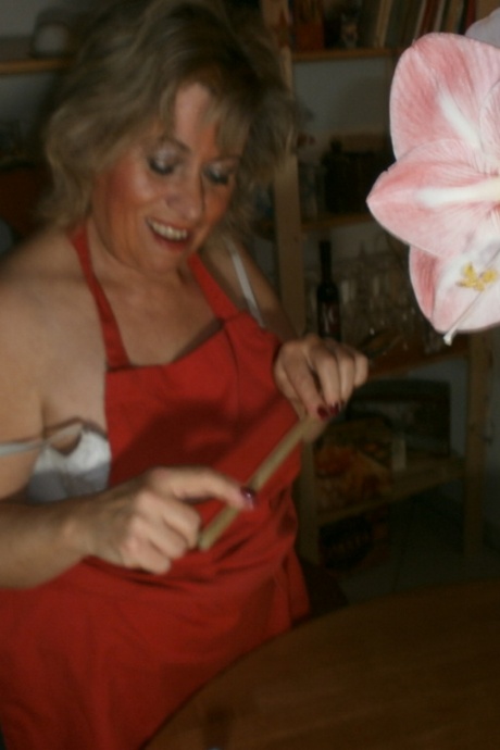 Возбужденная Ома Каро ублажает свою киску деревянной ложкой и огурцом 6