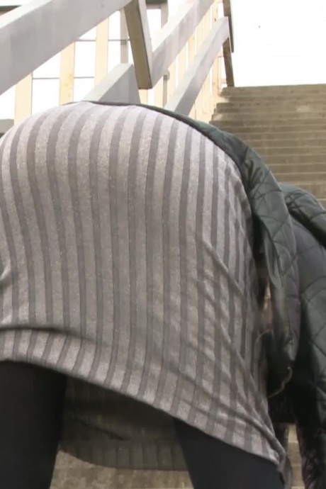 Милая девушка Кристель задирает юбку, чтобы пописать на лестничный пролет на открытом воздухе 13