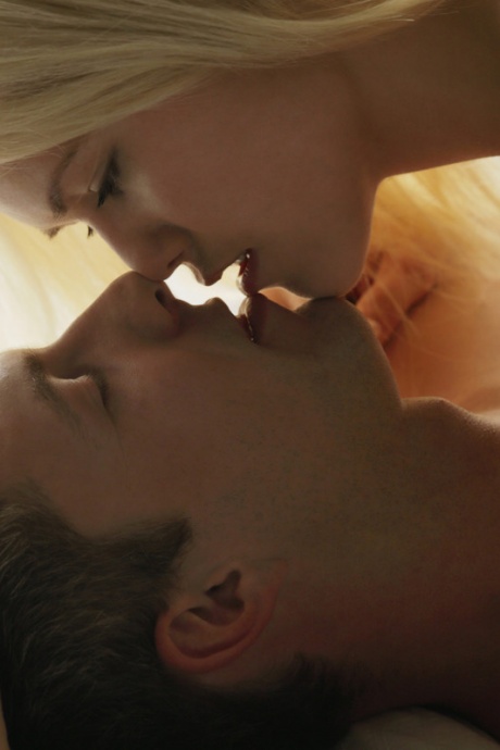 Эротичная блондинка в белых чулках скачет на твердом члене своего мужчины в стиле наездницы 16