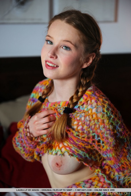 Молодая девушка Лора Лит раздевается догола, ее волосы заплетены в косички 4