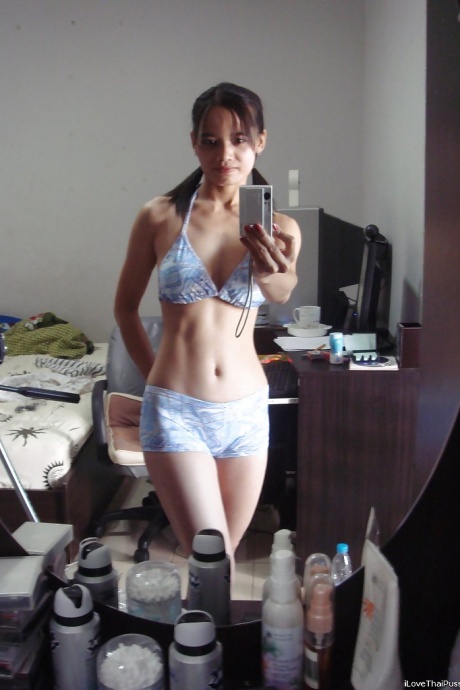 Игривая азиатская красотка Лана делает селфи, демонстрируя подстриженную киску и дроча пальцами 2