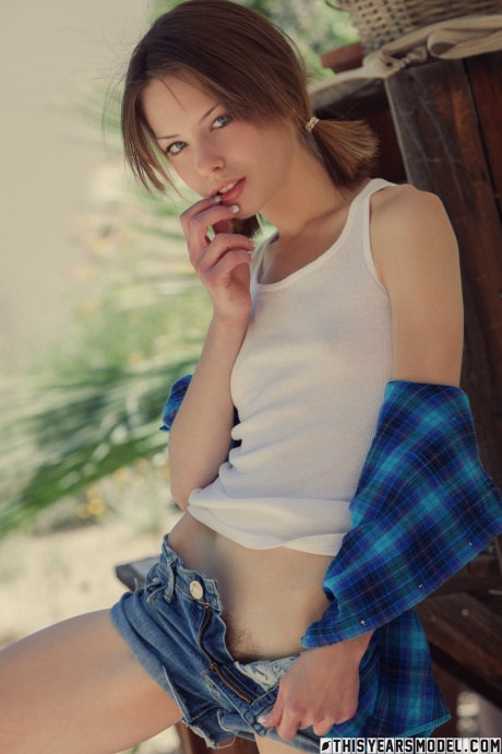 Красивая девушка Бонни обнажает свои крошечные сиськи, прежде чем показать свой подстриженный кустик 5