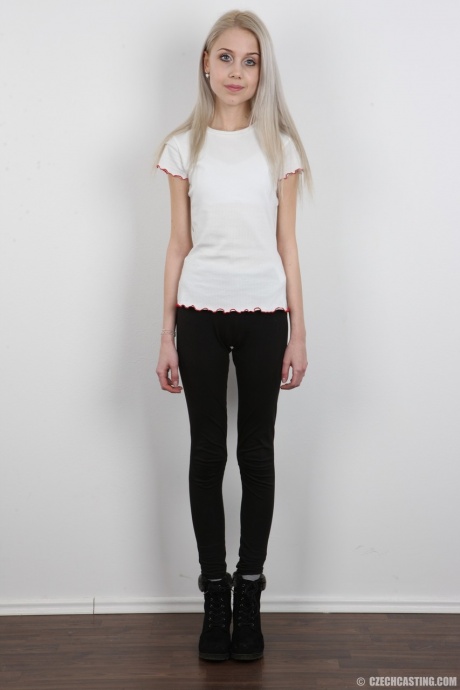 Худенькая 18-летняя девственница Наталья снимает с себя одежду, чтобы предстать обнаженной 2