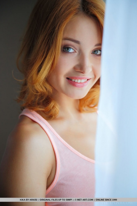 Рыжеволосая гламурная красотка обнажает большие натуральные подростковые сиськи и задницу 11