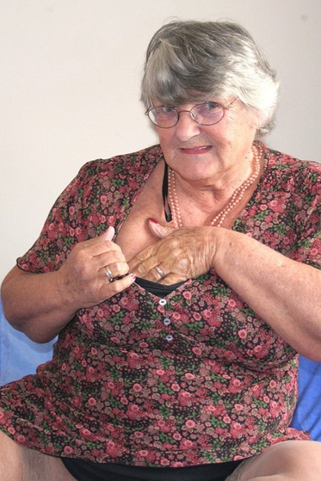 Старая британская любительница бабушка Либби обнажает свое тучное тело перед мастурбацией 2