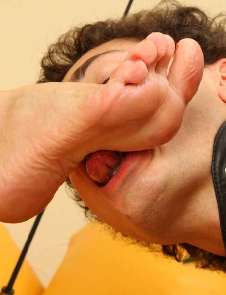 Сногсшибательная блондинка госпожа приказывает рабу поцеловать ее хорошенькие сладкие ножки 15