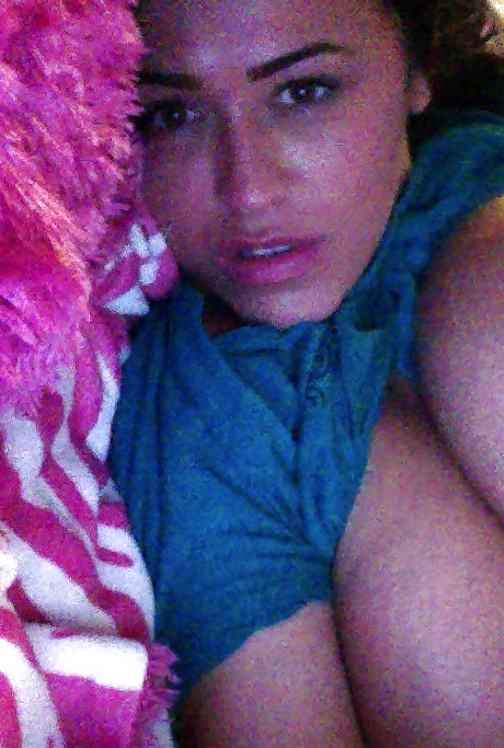 Пышногрудая евро леди Лиэнн Кроу демонстрирует массивные дыни на самодельных селфи 4